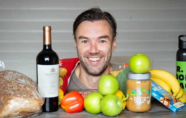 Jelle, oprichter van Mr. Food Coach, achter een tafel vol boodschappen